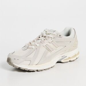 New Balance
1906 Unisex Sneakers women size 6 pre owned excellent condition.